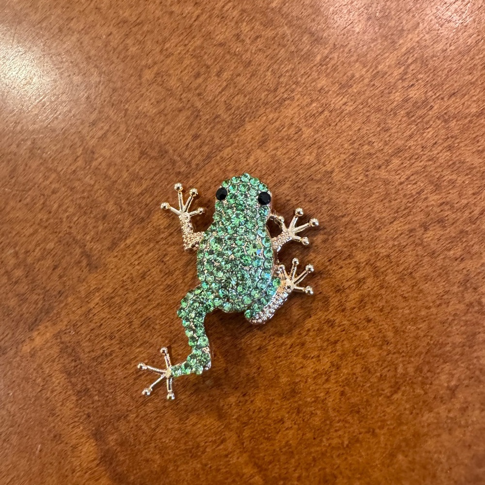 Sparkling Green Frog Brooch - Picture 1 of 4